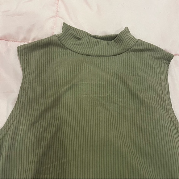 BNWT Army Green Ribbed Soft Turtleneck - Picture 3 of 4